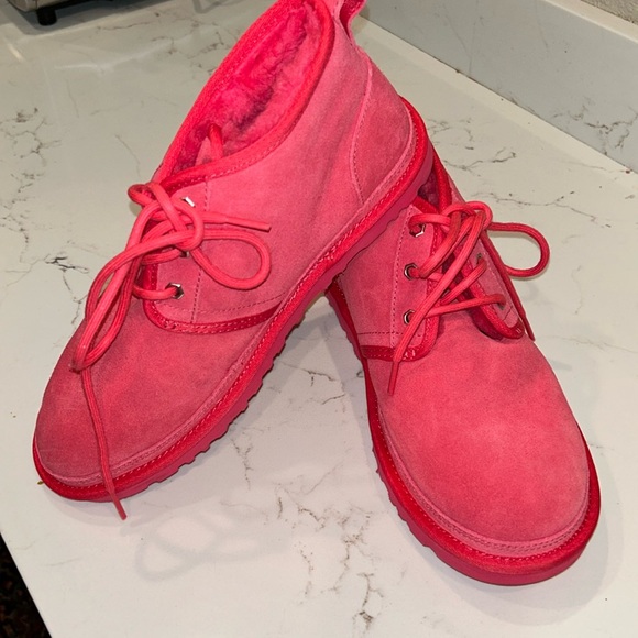 NWOB Pink UGGS  💕 Size 10 - Picture 1 of 8